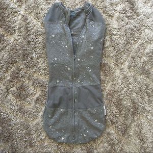 HAPPIEST BABY sleepea swaddle medium 2-4 months Velcro arms grey stars